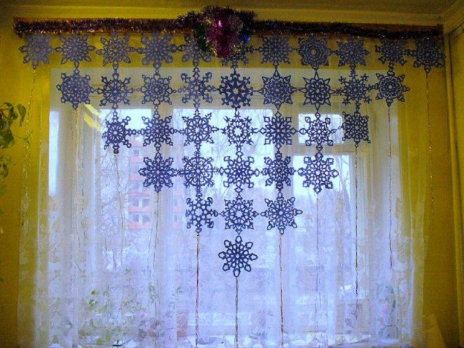 Идеи для украшения окна на Новый год