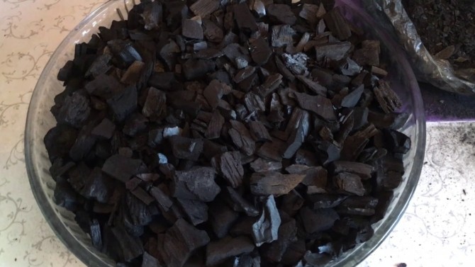 Дополнительные компоненты грунта, древесный уголь