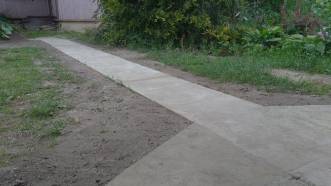 Монолитная бетонная садовая дорожка