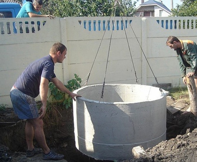 Установка бетонных колец в выгребную яму
