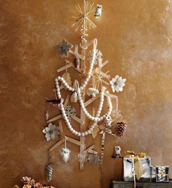 Плоские новогодние елки на стене из дерева
