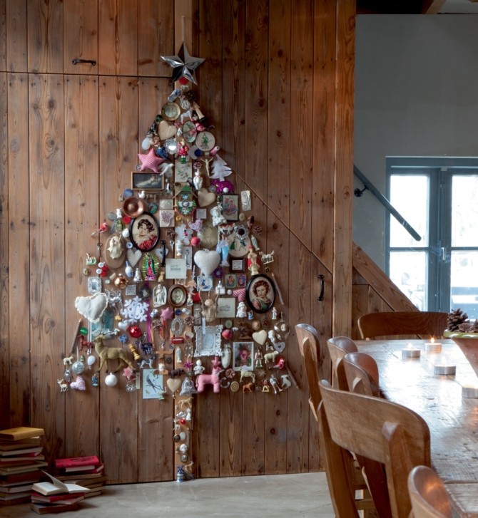 Плоские новогодние елки на стене из фотографий