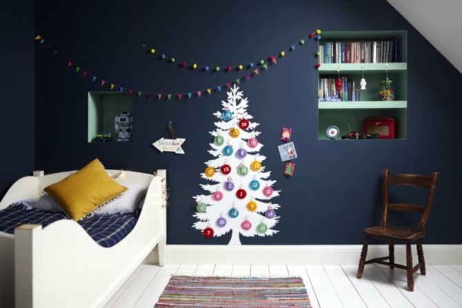 Плоские новогодние елки на стене разными способами