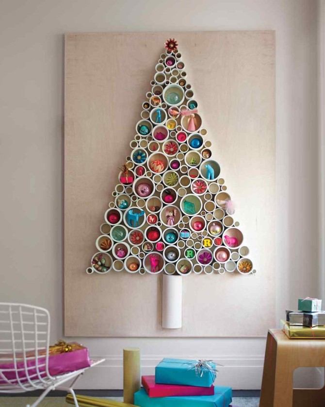 Плоские новогодние елки на стене фото